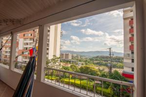 un balcone con vista sulla città di Antigua Hostal a Bucaramanga