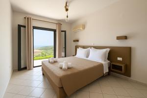 Posteľ alebo postele v izbe v ubytovaní Kefalonian Oneira Villas