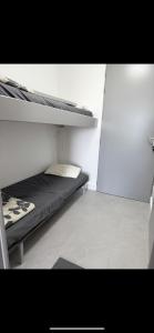 Ένα ή περισσότερα κρεβάτια σε δωμάτιο στο Studio cabine vue mer