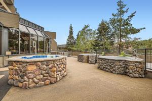 un patio avec trois jacuzzis dans un immeuble dans l'établissement Beaver Run, King Studio, Ground Floor, Dog Friendly, à Breckenridge