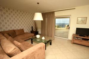 a living room with a couch and a television at Villa Merika in Kiveri