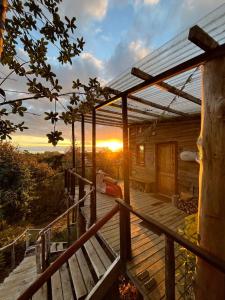 LencaCabaña Vista Patagonia的享有日落美景的木甲板
