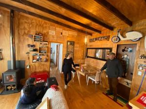 LencaCabaña Vista Patagonia的一群人在带炉灶的房间里