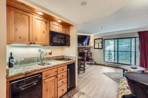 une cuisine avec un évier et un plan de travail dans l'établissement Beaver Run Resort 4228 - Dog Friendly, à Breckenridge