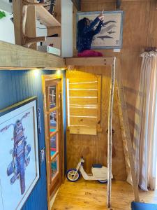 LencaCabaña Vista Patagonia的一间带双层床和滑板车的房间