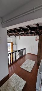 Ένα ή περισσότερα κρεβάτια σε δωμάτιο στο Baroque Style Duplex With Scenic Views of City Centre