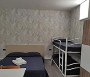 Una pequeña habitación con dos literas. en Caratteristica home, en Nápoles