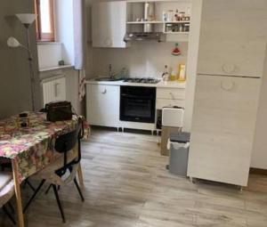 una cocina con una mesa y una estufa horno superior en Caratteristica home, en Nápoles