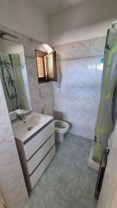 ein Badezimmer mit einem weißen Waschbecken und einer Toilette in der Unterkunft Casa dolce Casa in Cologna