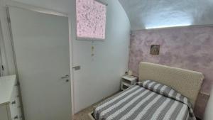 ein kleines Zimmer mit einem Stuhl und einer Tür in der Unterkunft Casa dolce Casa in Cologna + 13 Fotos