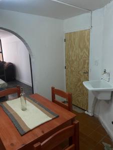une salle à manger avec une table et un évier dans l'établissement Departamento sobre la López Torres, à Posadas
