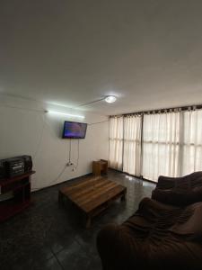Il comprend un salon doté d'une table et d'une télévision à écran plat. dans l'établissement Departamento sobre la López Torres, à Posadas 5 autres photos
