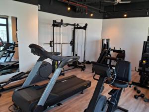 a gym with cardio machines and exercise bikes at Apartamento 2 quartos no Leblon Com Varanda e Vista para o Mar in Rio de Janeiro