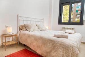 um quarto com uma cama grande e uma janela em New & Sunny Apartment em Barcelona