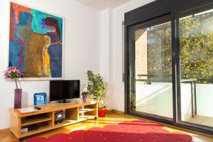 バルセロナにあるNew & Sunny Apartmentのリビングルーム(テレビ、大きな窓付)