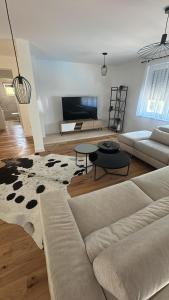 un soggiorno con un divano e un tavolo di Villa Pazaric a Resnik