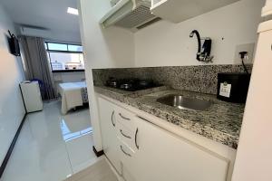 una cocina con fregadero y encimera en Summer Park Bloco H, en Brasilia