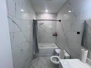 Un baño blanco con inodoro y bañera. en B12 Private Room In Cambridge, en Cambridge 2 fotos más