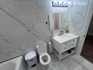 Un baño con inodoro, lavabo y espejo. en B12 Private Room In Cambridge, en Cambridge