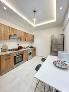 Η κουζίνα ή μικρή κουζίνα στο Menara Prestige Duplex 4BR with Pool Access