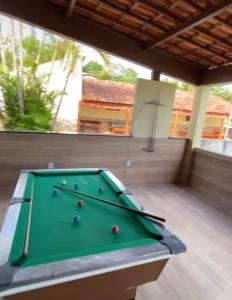 einen Billardtisch auf einer Terrasse in der Unterkunft Granja ao lado da festa Soul João in Lagoa Sêca