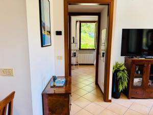 ein Flur mit einem Wohnzimmer mit Fernseher in der Unterkunft Casa Lago in Bellagio in Bellagio