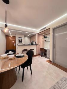 O bucătărie sau chicinetă la Flat Luxuoso George V Itaim Bibi