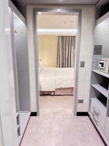 Un pat sau paturi într-o cameră la Flat Luxuoso George V Itaim Bibi