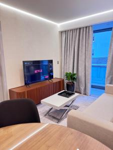 Un televizor și/sau centru de divertisment la Flat Luxuoso George V Itaim Bibi +13 fotografii