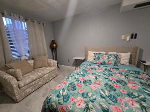 Postel nebo postele na pokoji v ubytování Private Tropical MIL Suite by Busch Gardens & USF