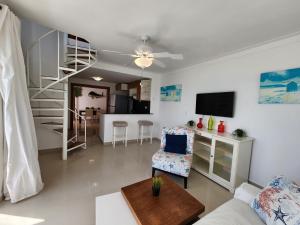 TV a/nebo společenská místnost v ubytování PENTHOUSE VUE MER - Boca Chica