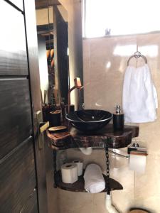 a bathroom with a black sink and a mirror at Rancho dos lagos in Campo Alegre