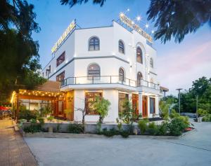 a white building with lights on it at Nhật Tín Hotel in Kinh Dinh