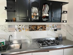 cocina con armarios negros y fogones en Montaña Serena, en Doradal