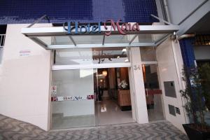 ベチンにあるHotel Maiaの看板が掲げられた建物のドア