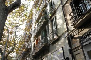 un edificio con balcones en un lateral en Luxury Central Apartment, en Barcelona