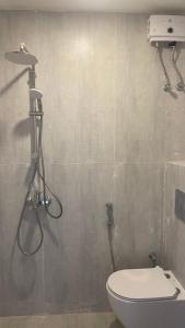 un bagno con doccia e WC di Taim a Yanbu