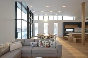 ein Wohnzimmer mit Sofa und Tisch in der Unterkunft Zen Niseko in Niseko