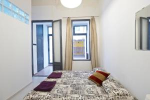 um quarto com uma cama e duas janelas em Parallel-Patio em Barcelona