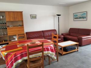 Posezení v ubytování Maison T4 Rénovée - Jardin Privé - Plage et Commerces à Pied - Stationnement Inclus - FR-1-331-32 + 16 fotografií