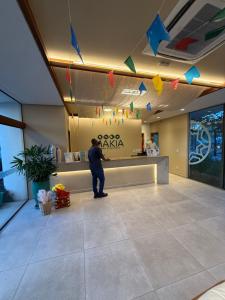 człowiek stojący przed ladą w holu w obiekcie Beach Resort Makia Experience - Muro Alto w mieście Porto de Galinhas +76 zdjęć