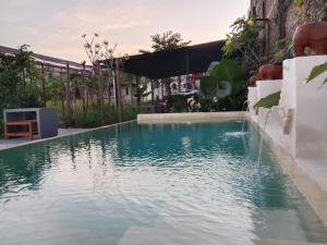 Bazén v ubytování Rosella Cottages - Homestay - Yogyakarta nebo v jeho okolí