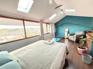 una camera da letto con un letto, un divano e finestre di Rustic House in the Heart of Cusco a Cuzco