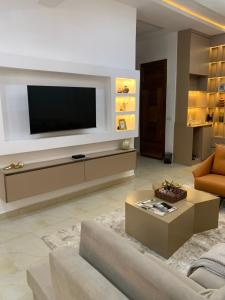 TV in/ali zabaviščno središče v nastanitvi Midak Mews II