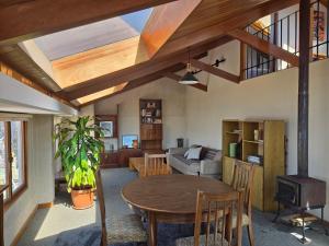 Una sala de estar con una mesa de madera y un sofá. en Villa Florita, en La Paz