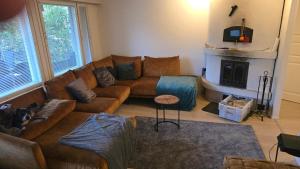 un soggiorno con divano e camino di 120n Villa Hietala paritalo, 1-8henkilön LUXUS majoitus, 3x160cm jenkkisängyt Löhösohvat, iso takaterassi, täyd keittiö Kodink, laatu sauna, Takka, Tv 75" x2, 2wc, autokatos, avainboxi koodilla, itsekirjaus 24h, wifi ja 500mb kuitunetti, kuivaava pesukone a Seinäjoki
