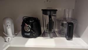 Un mostrador con una licuadora y otros electrodomésticos encima. en Entire Place Private Luxe 1BR with 1BA 1K 1LR, en Ingleburn