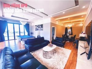 a living room with a leather couch and a pool table at Du Parc Mũi Né Resort - Sᴀɴᴅ ᴅᴜɴᴇ & ᴏᴄᴇᴀɴ ᴠɪᴇᴡ in Mui Ne