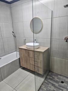 un baño con lavabo y espejo en 43 Home, en Witbank 6 fotos más