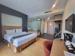 Postel nebo postele na pokoji v ubytování Roxy Hotel & Apartments
